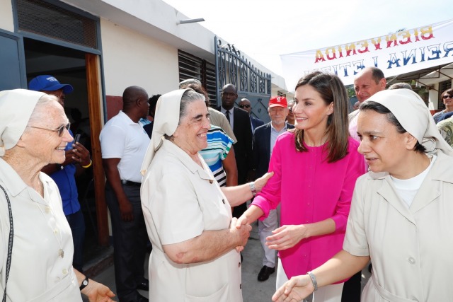 Foto Doña Letizia saluda a varias religiosas de la Congregación de las Hermanas de San Vicente de Paul