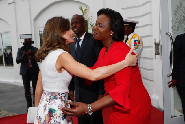 Foto La reina Letizia recibe el saludo de Martine Marie Étienne Joseph a su llegada al Palacio Presidencial de Puerto Príncipe