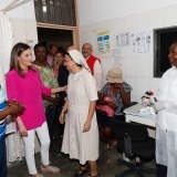 La reina Letizia durante su visita al laboratorio del centro médico del 
