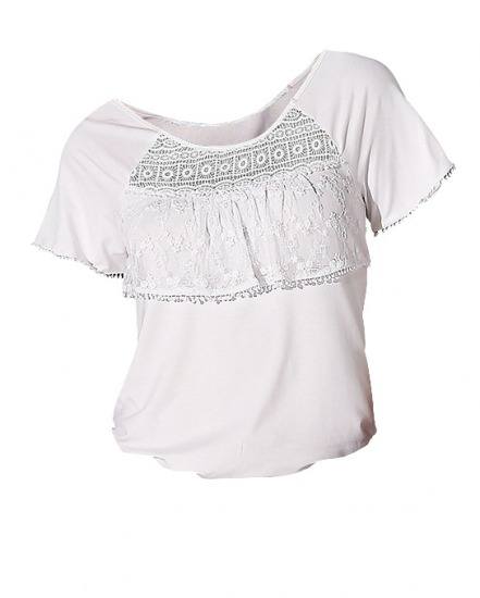 Foto Camiseta blanca calada y con volantes de estilo boho chic