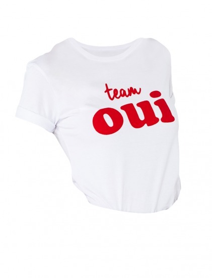 Foto Camiseta blanca con mensaje en rojo team oui