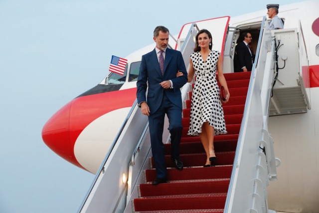 Foto Don Felipe y doña Letizia bajan del avión a su llegada a Washington