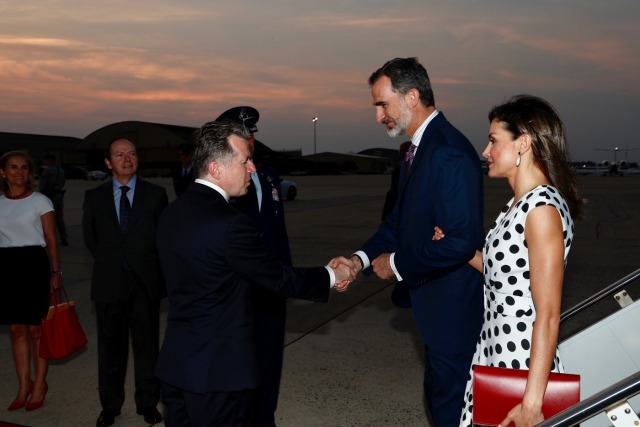 Foto Don Felipe y doña Letizia recibidos por Sean P. Lawler a su llegada a Washington