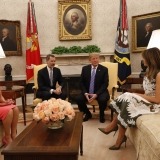 Los Reyes junto a Donald Trump y Melania Trump en el interior de la Casa Blanca