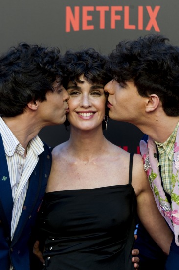 Foto Javier Calvo y Javier Ambrossi se comen a besos a Paz Vega en la premiere de la T2 de Paquita Salas