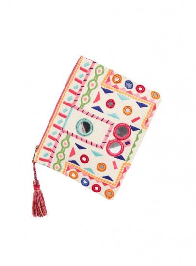 Foto Cartera de mano de estampado étnico para tus looks de verano