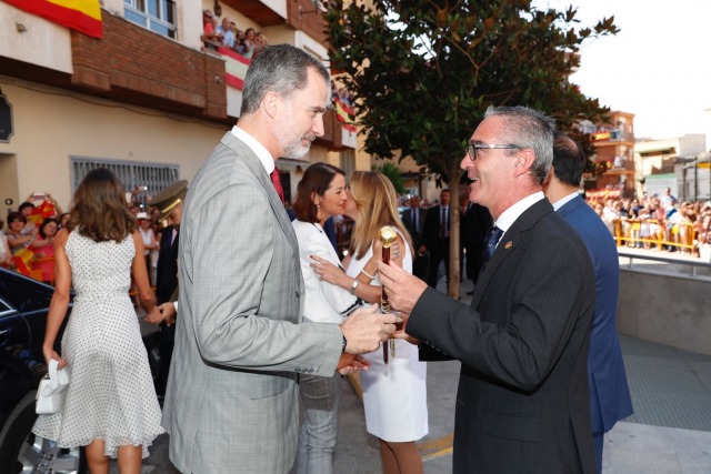 Foto Luis Mariano Camacho ofrece a don Felipe el Bastón de Mando de Bailén