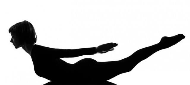 Foto Postura de yoga del saltamontes o salabhasana