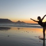 Las mejores posturas de yoga (asanas) para practicar en la playa