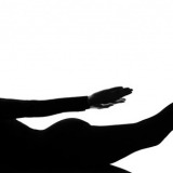 Postura de yoga del saltamontes o salabhasana