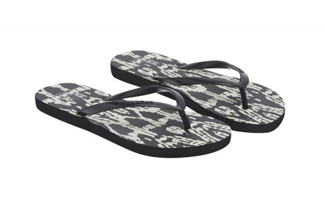 Foto Chanclas de dedo para tus looks playeros más sport