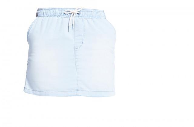 Foto Minifalda denim sport para tus looks de playa y piscina en verano