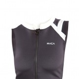 Top en blanco y negro para tus looks más surferos y 