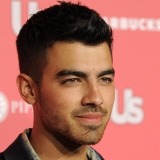 Joe Jonas se niega a retocar sus pobladas y sexys cejas