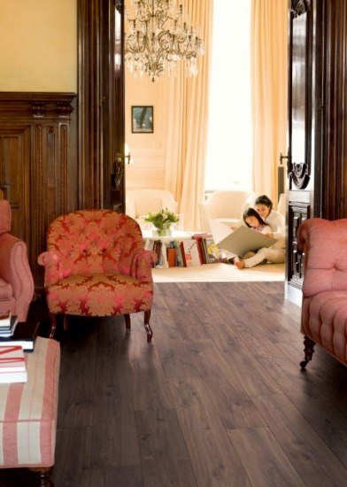 Foto Las puertas de madera de chapa natural con molduras, ideales para crear un estilo decorativo clásico