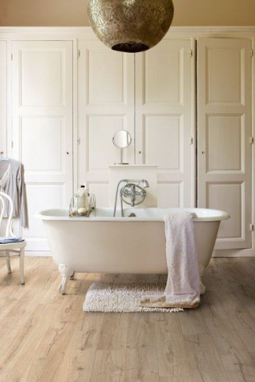 Foto Los suelos de madera natural, protagonistas en interiores de estilo clásico