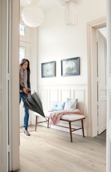 Foto Los frisos de madera en las paredes refuerzan la decoración de estilo clásico