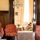 Las puertas de madera de chapa natural con molduras, ideales para crear un estilo decorativo clásico