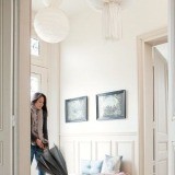 Los frisos de madera en las paredes refuerzan la decoración de estilo clásico