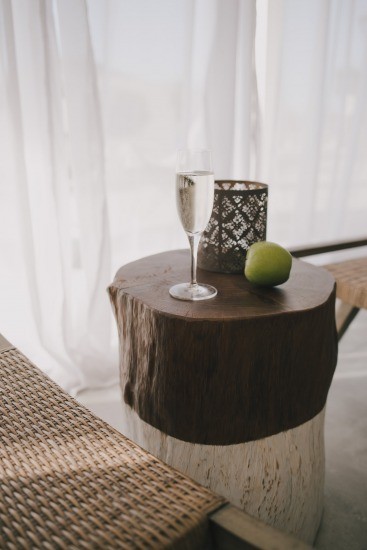 Foto Consigue un dormitorio de estilo ibicenco con mesillas de noche elaboradas con troncos