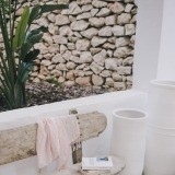 Crea un recibidor ibicenco con la madera como protagonista