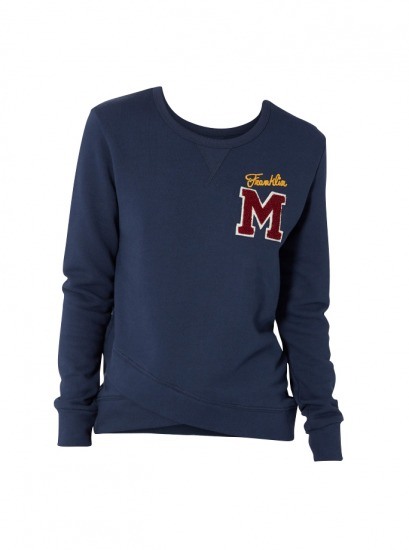 Foto Sudadera azul marino para un look deportivo con estilo Foto Sudadera azul marino para un look deportivo con estilo