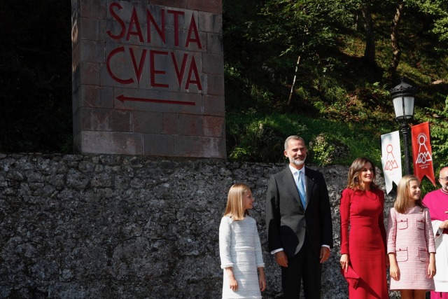 Foto Don Felipe y doña Letizia con sus hijas antes de entrar a la Santa Cueva en Covadonga