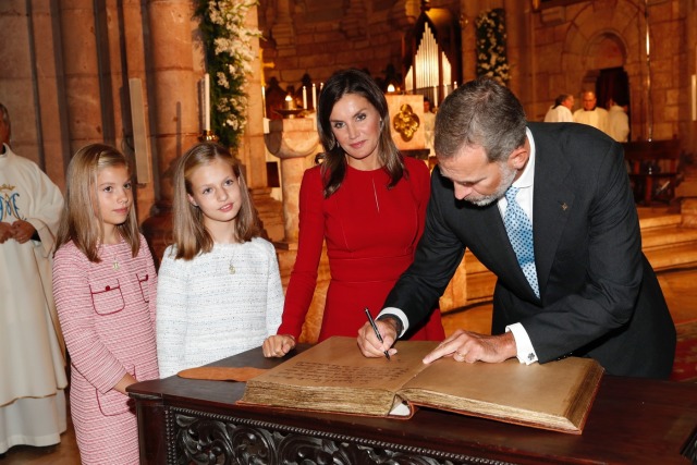 Foto Don Felipe firma el libro de honor de la Abadía ante doña Letizia y sus hijas