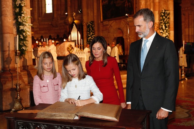 Foto La princesa Leonor firma en el libro de honoro de la Abadía