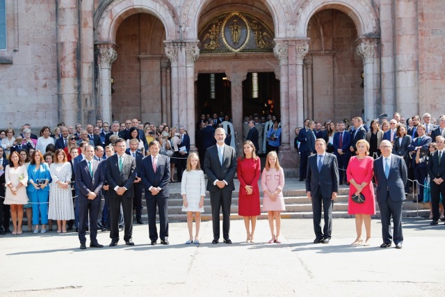Foto Los Reyes y sus hijas con las autoridades, ante la Basílica de Santa María de la Real de Covadonga