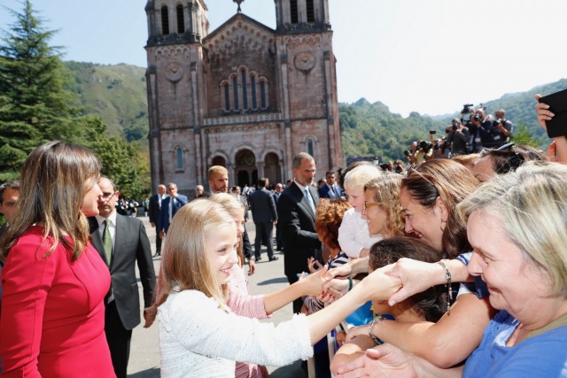 Foto La princesa Leonor y la infanta Sofía se dan un baño de masas en Covadonga