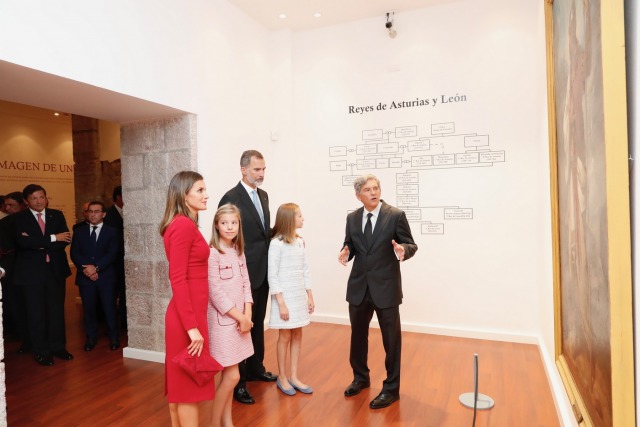 Foto Don Felipe y doña Letizia con sus hijas durante su recorrido por la exposición de la serie cronológica de los Reyes de España