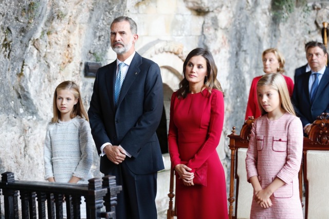Foto Don Felipe y doña Letizia junto a sus hijas en la Santa Cueva