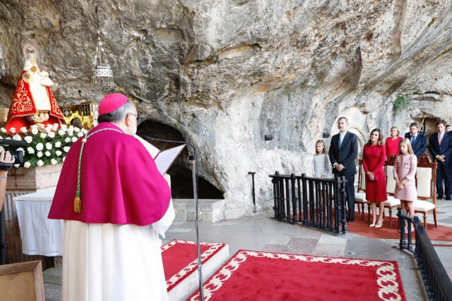 Foto Don Felipe y doña Letizia junto a sus hijas escuchan las palabras del arzobispo de Oviedo, Jesús Sanz, en la Santa Cueva