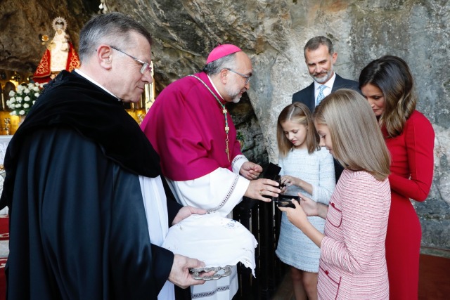 Foto La princesa Leonor y la infanta Sofía reciben sendas medallas de la Virgen de Covadonga