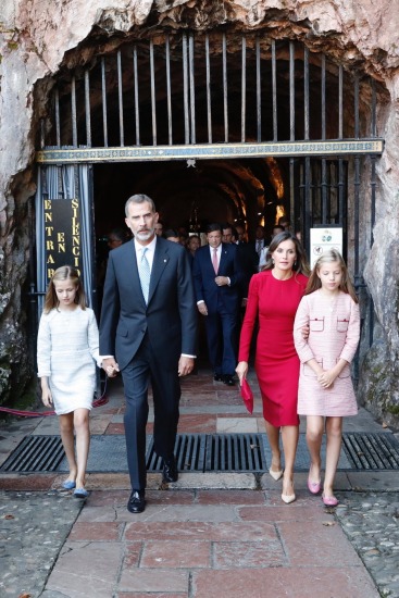 Foto Los Reyes y sus hijas a su salida de la Santa Cueva