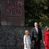Don Felipe y doña Letizia con sus hijas antes de entrar a la Santa Cueva en Covadonga