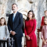 Don Felipe y doña Letizia junto a sus hijas en la Santa Cueva