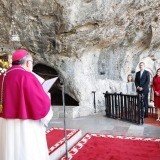 Don Felipe y doña Letizia junto a sus hijas escuchan las palabras del arzobispo de Oviedo, Jesús Sanz, en la Santa Cueva