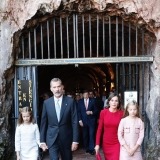 Los Reyes y sus hijas a su salida de la Santa Cueva