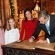Ir a la foto Don Felipe firma el libro de honor de la Abadía ante doña Letizia y sus hijas