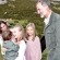 Ir a la foto La princesa Leonor con una niña en brazos durante su recorrido por los Picos de Europa
