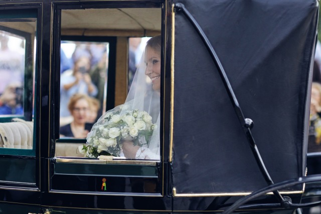Foto María Toledo el día de su boda en el interior del coche de caballos