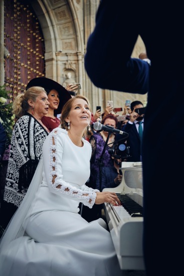 Foto María Toledo interpreta el día de su boda la canción Sevillanas de la Luz