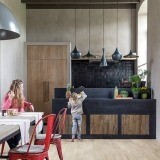 Las cocinas que combinan negro y madera, una elección muy elegante