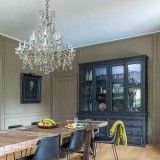 Un comedor con predominio del negro, elegante y acogedor