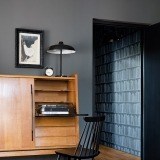 Zona de estudio decorada en negro y colores oscuros