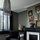 Zona de estar decorada en negro y colores oscuros