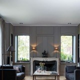 Salón decorado en negro y colores oscuros