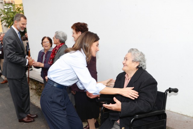 Foto Los Reyes saludan a un grupo de mayores